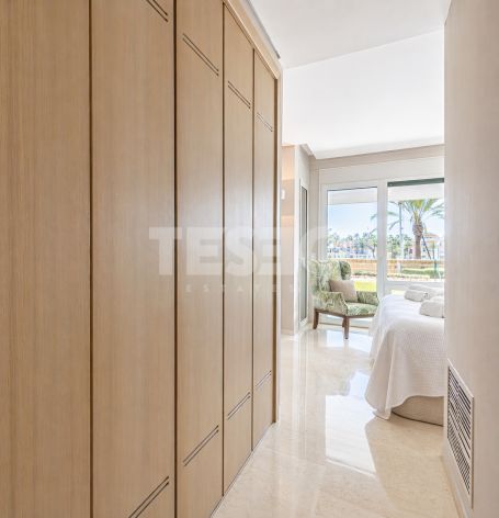 Merveilleux rez-de-chaussée avec vue unique sur la Marina et jardin privé à Ribera del Marlin