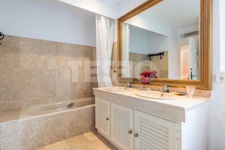 Encantadora Villa con doble parcela en Zona A, Sotogrande Costa