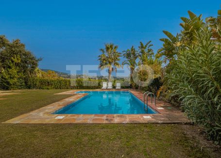 Spacious 5 bedroom townhouse with a private pool in Sotogolf