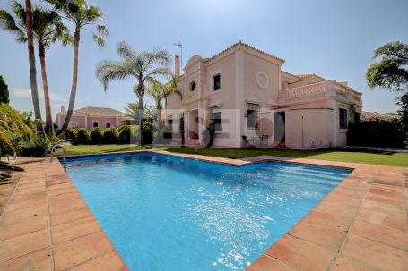 Spacious 5 bedroom townhouse with a private pool in Sotogolf