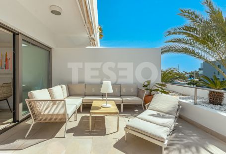 Beautiful newly refurbished duplex Penthouse in the exclusive Isla del Pez Barbero