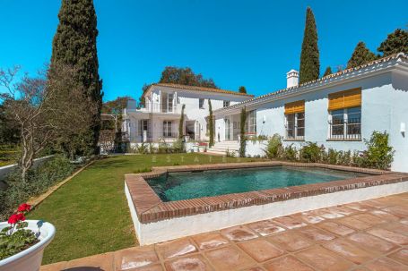 Stunning villa, refurbished to a very high standard in a fabulous location with a South facing garden.
