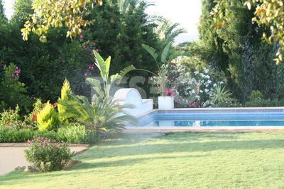 Villa with Large Rooms and Mature Garden in the F zone for sale