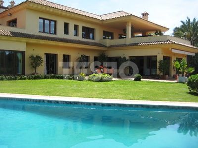 Villa with Large Rooms and Mature Garden in the F zone for sale