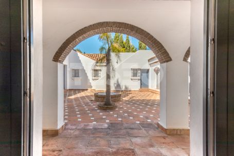 Villa à louer en Reyes y Reinas, Sotogrande Costa