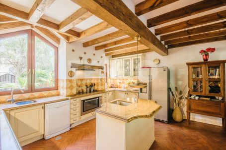 African style villa Karibu overlooking a beautiful green zone for sale