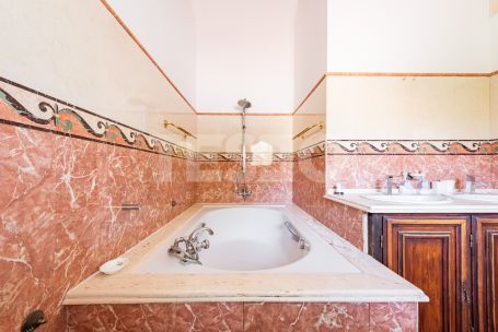 Villa avec beaucoup de charme donnant la zone verte