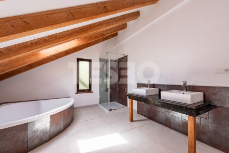 Villa avec beaucoup de charme donnant la zone verte