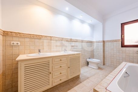 Villa avec beaucoup de charme donnant la zone verte