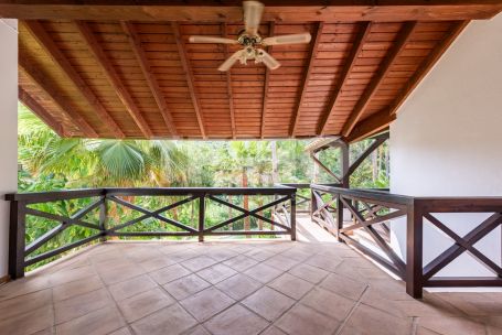 Villa avec beaucoup de charme donnant la zone verte