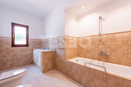 Villa avec beaucoup de charme donnant la zone verte