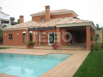 Charming villa for sale located in Sotogrande Alto