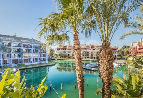 Duplex bajo de estilo contemporáneo en la Marina de Sotogrande