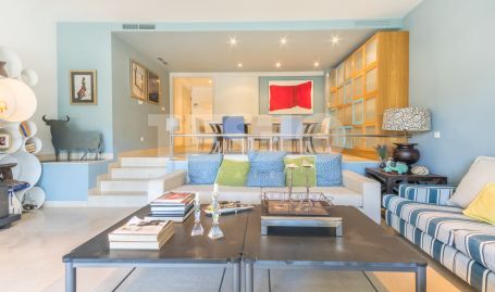 Duplex bajo de estilo contemporáneo en la Marina de Sotogrande