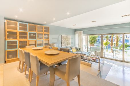 Duplex bajo de estilo contemporáneo en la Marina de Sotogrande