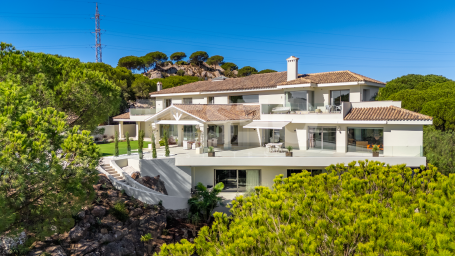 Villa with Spectacular Views Over the Golf Course and the Sea in Sotogrande Alto