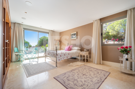 Villa with Spectacular Views Over the Golf Course and the Sea in Sotogrande Alto