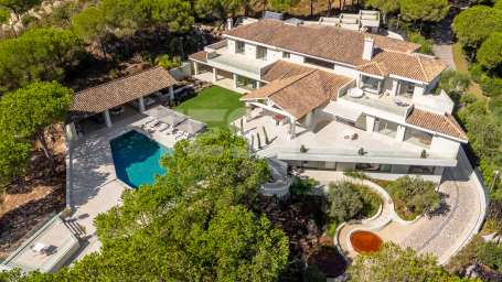 Villa with Spectacular Views Over the Golf Course and the Sea in Sotogrande Alto