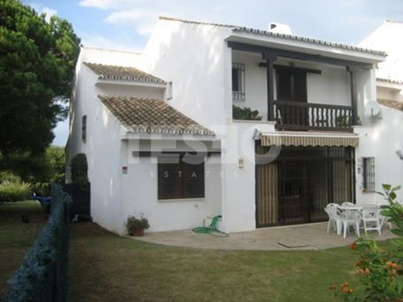 Town house in La Loma. Coner wiht large garden and privacy