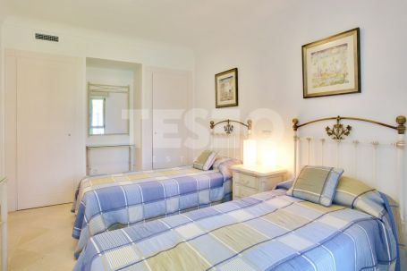 Luxury apartment with spcious terraces overlooking the Marina of Sotogrande