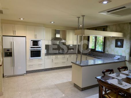 4 bedrooms Apartment for Sale in Valgrande Urbanization