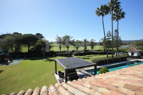 Luxury villa overlooking the 14th hole of the Royal Golf Course in Kings and Queens