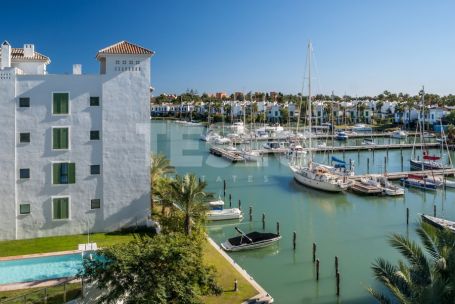 Apartment with nice views of the Harbour in la Marina , Sotogrande
