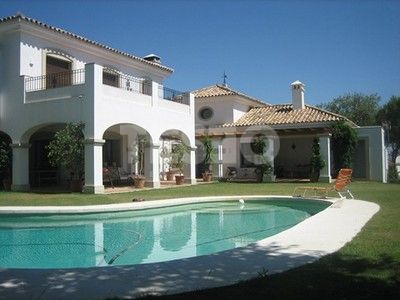 Beautiful andalusian style villa located in a privileged area
