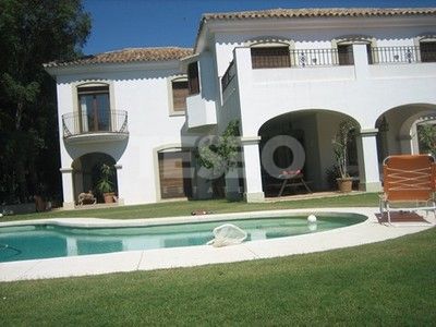 Beautiful andalusian style villa located in a privileged area