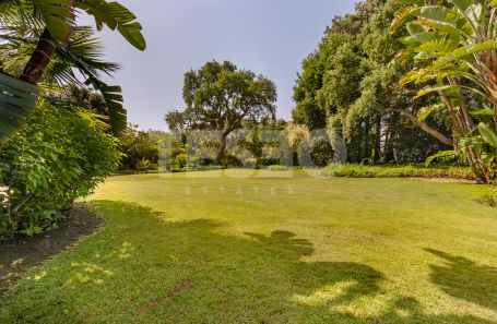 Villa con mucho encanto, dando a zona verde, en Sotogrande Costa