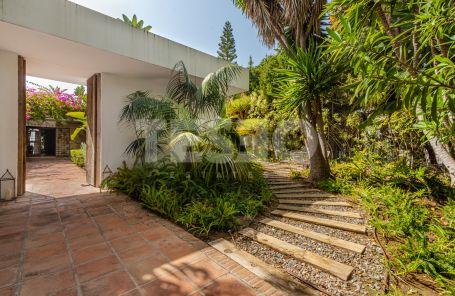 Bungalow type Villa with Charm overlooking a green zone in Sotogrande Costa