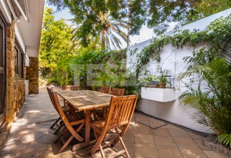 Villa con mucho encanto, dando a zona verde, en Sotogrande Costa