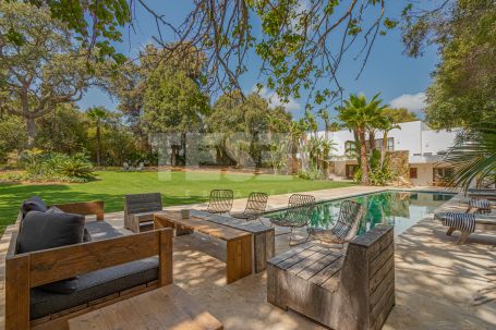 Villa con mucho encanto, dando a zona verde, en Sotogrande Costa