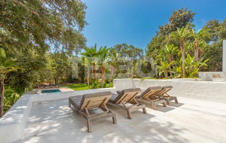 Villa con mucho encanto, dando a zona verde, en Sotogrande Costa