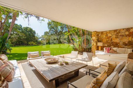 Villa con mucho encanto, dando a zona verde, en Sotogrande Costa