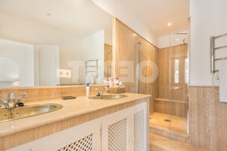 Recently refurbished villa in the center of Kings and Queens