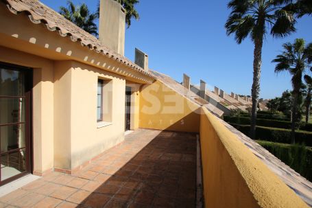 A spacious Townhouse in the exclusive complex of Los Granados with South Orientation