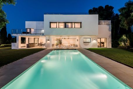 A contemporary style villa centrally located just a few minutes drive from the beach