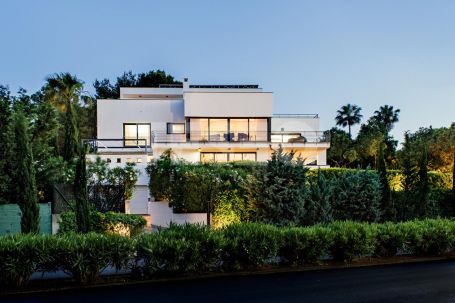 A contemporary style villa centrally located just a few minutes drive from the beach