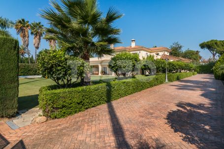 Villa for sale in the exclusive Avenue of Paseo del Parque in Sotogrande Costa
