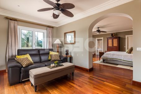 Villa for sale in the exclusive Avenue of Paseo del Parque in Sotogrande Costa