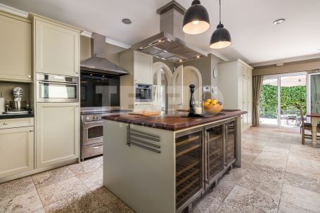 Villa for sale in the exclusive Avenue of Paseo del Parque in Sotogrande Costa
