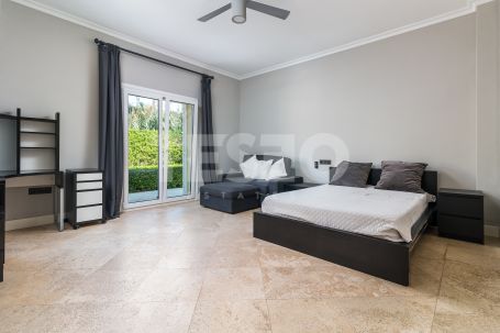 Villa for sale in the exclusive Avenue of Paseo del Parque in Sotogrande Costa
