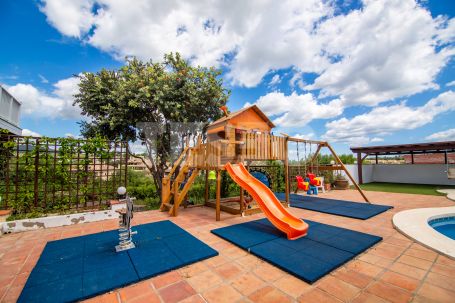 PRECIOSA VILLA DE ESTILO ALPINO EN SOTOGRANDE ALTO