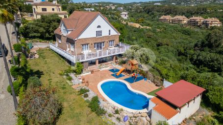 PRECIOSA VILLA DE ESTILO ALPINO EN SOTOGRANDE ALTO