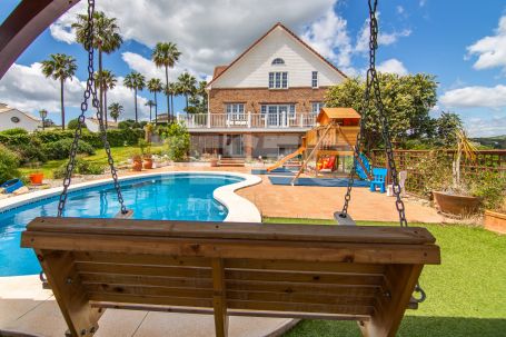 PRECIOSA VILLA DE ESTILO ALPINO EN SOTOGRANDE ALTO