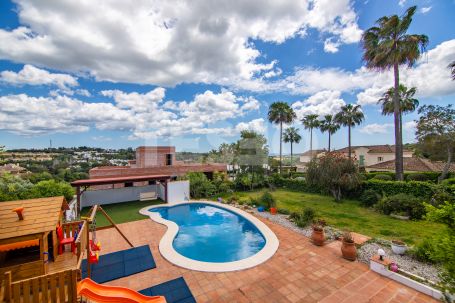 PRECIOSA VILLA DE ESTILO ALPINO EN SOTOGRANDE ALTO