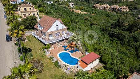 PRECIOSA VILLA DE ESTILO ALPINO EN SOTOGRANDE ALTO