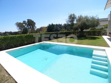 Large groundfloor Apartment for rent with a private pool in Polo Gardens, Sotogrande