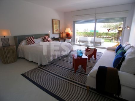 Large groundfloor Apartment for rent with a private pool in Polo Gardens, Sotogrande